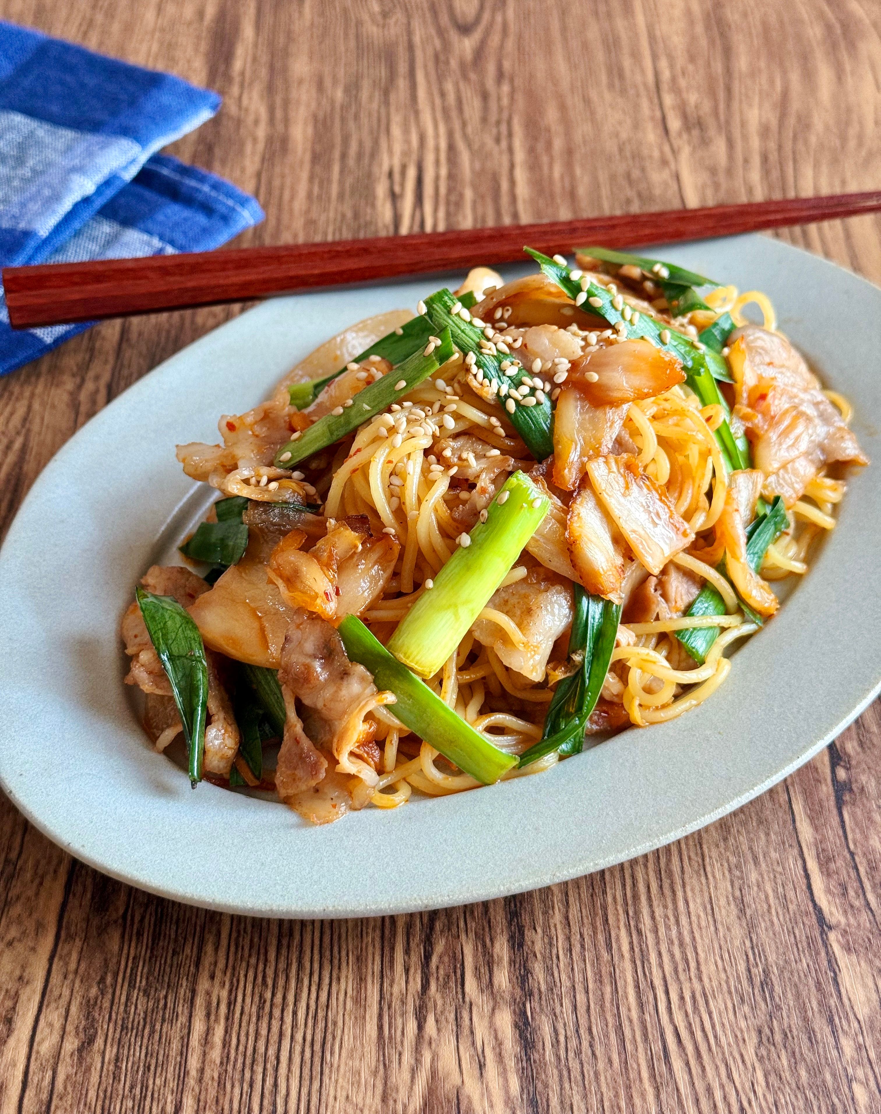 1品で大満足！ピリうま【豚キムチ焼きそば】 | レシピサイトNadia