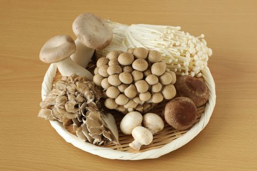 きのこの下処理 - きのこの下ごしらえ/料理の基礎 | レシピサイトNadia