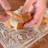 【食パン1枚で4個できる節約トースト】
節約チーズドッグの工程1