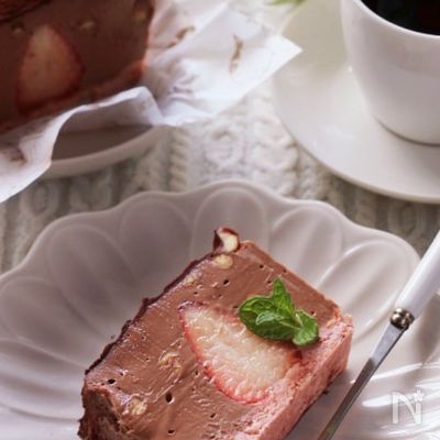 混ぜて冷やすだけ♪とろける食感♡焼かない生チョコチーズケーキ