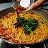超簡単！ワンパンで！焦がしガーリックバター醤油コンソメパスタの工程3
