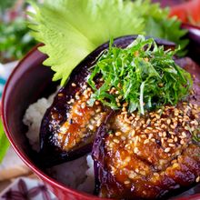 【タレがまるで老舗鰻店】食べたらなすの蒲焼きどんぶり！