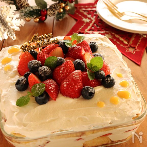 レモンカードとベリーのスコップケーキ