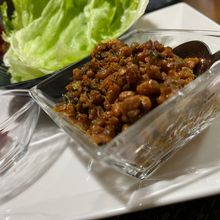 さっと炒めるだけ！スパイシーひき肉納豆のレタス包み