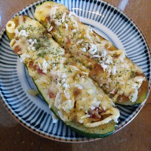 907307の作ってみた!投稿(じゅわとろ♡とろけるズッキーニボート♩味見でなくなる美味しさ)