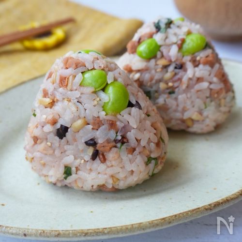【だし香る梅と枝豆の冷やしおにぎり】