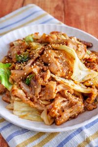 10分で爆速おかず♪【豚こまキャベツのピリ辛味噌炒め】