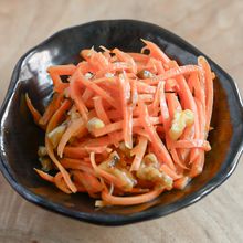 簡単に作れる！にんじんとくるみのサラダ