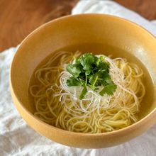 鶏皮で出汁で旨味たっぷり【鶏そば】パクチーのせ