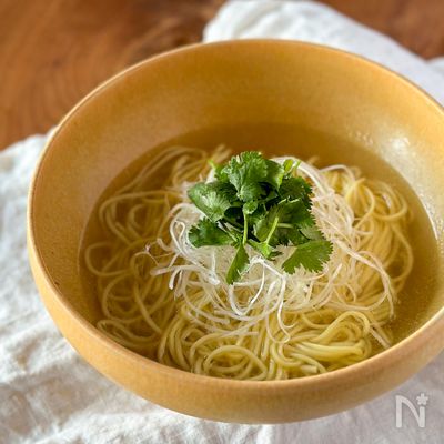 鶏皮で出汁で旨味たっぷり【鶏そば】パクチーのせ