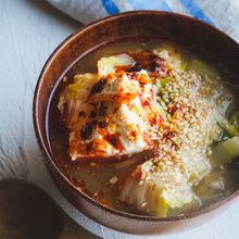 ガツンとにんにく！とんこつ醤油白菜スープ