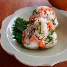 お手軽!絶品具沢山おにぎり【鮭と塩昆布のおにぎり】