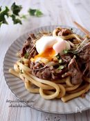 ランチにおすすめ！レンジで甘辛照り焼きうどん＊温玉乗せ