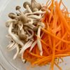 【電子レンジで簡単♪】人参としめじのコンソメ和えの工程2