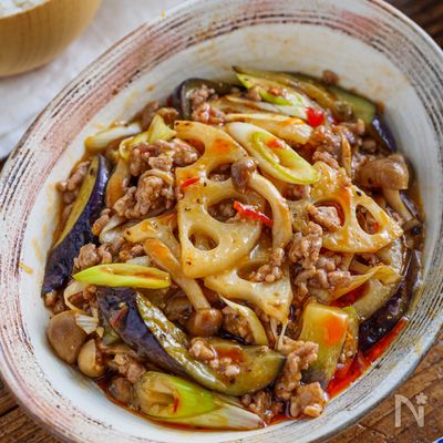 ご飯にぴったり♪ひき肉とれんこん茄子しめじの麻婆風トロ旨炒め