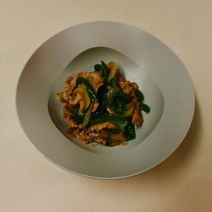 りんの作ってみた!投稿(行列のできる中華屋さんの♪とろとろ豚バラピーマン炒め🤩🍺)