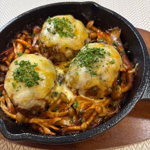 楽ラク手抜キッチン🐶🐾の作ってみた!投稿(うま味がとけ合う♪【きのこ煮込みハンバーグ】)