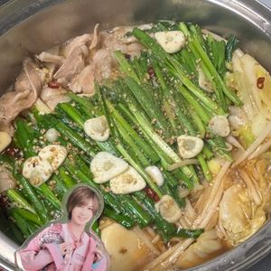 それぞれの作ってみた!投稿(【豚バラキャベツのもつ鍋風】焦がし醤油香る♬鍋の〆は辛麺風♡)