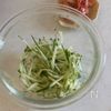 ピリ辛！ご飯がすすむ【きゅうりの塩昆布キムチ和え】の工程1