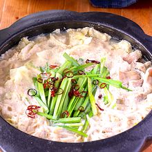 カラダがほっとする味♪やみつき豆乳味噌もつ鍋