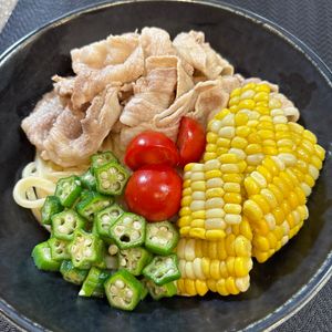 楽ラク手抜キッチン🐶🐾の作ってみた!投稿(息子が完食！豚と夏野菜のぶっかけうどん)