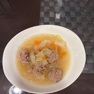 まなの作ってみた!投稿(ごちそう満腹スープ♩【鶏団子と白菜のぴり旨春雨スープ】)