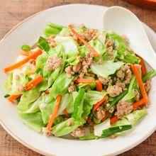 シャキシャキ！【キャベツとにらのそぼろ炒め】
