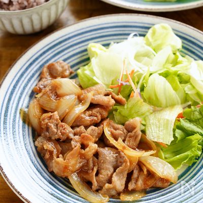 超特急！豚こまと玉ねぎの味染み生姜焼き。