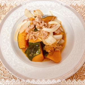 にゃ〜むずの作ってみた!投稿(お惣菜屋さん風《かぼちゃと新玉♡こってりそぼろ煮》)