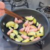 【主役級でおいしい】なすとベーコンのケチャップ煮の工程3