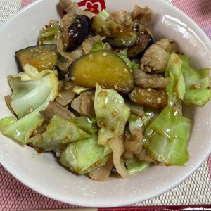 ゆっこの作ってみた!投稿(10分で完成！【なすキャベ豚丼】)
