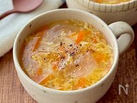 とろっとやさしい♩新玉ねぎと人参のふわたまスープ
