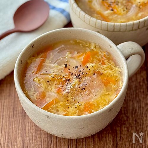 とろっとやさしい♩新玉ねぎと人参のふわたまスープ