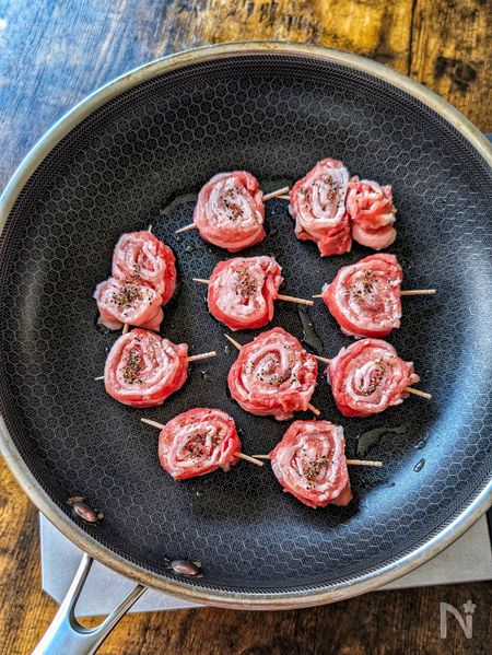 フライパンで豚バラ肉を焼く
