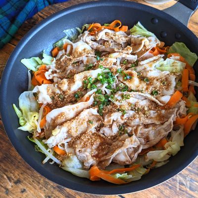 【楽うま♡豚ばら野菜のフライパン蒸し】包丁いらずで簡単!