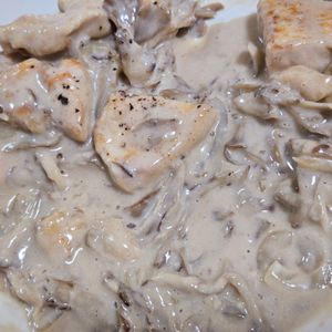 ごりららの作ってみた!投稿(ワンパン10分!【鶏むね肉ときのこのクリーム煮】牛乳で簡単♩)