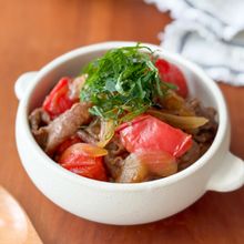 【とろっと牛トマ丼】鉄分補給に！重ねて蒸してヘルシーに