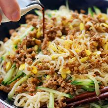 スパイスがつん！みそハリッサそぼろの旨辛まぜ麺
