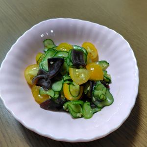 めぇの作ってみた!投稿(2人分だけど1人で食べられる♡トマトとキクラゲの中華サラダ)