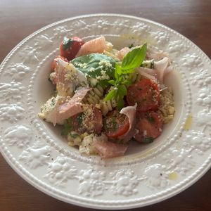 こむぎの作ってみた!投稿(トマトとモッツァレラのオーリオバジルのサラダパスタ)