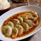 焼いて漬けるだけ！じゅわっと甘い「新玉ねぎのご飯泥棒漬け」
