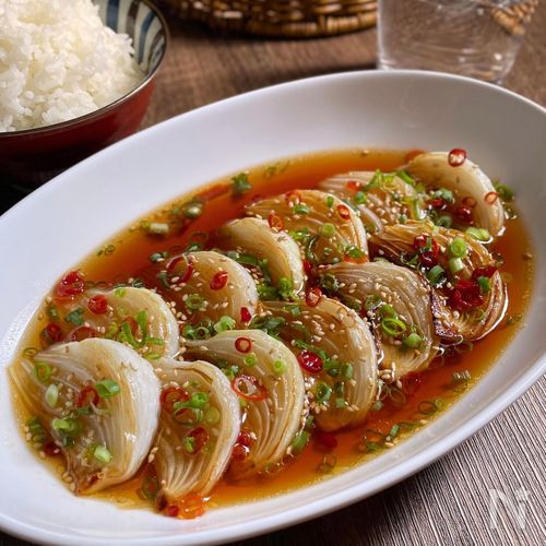 焼いて漬けるだけ!じゅわっと甘い「新玉ねぎのご飯泥棒漬け」