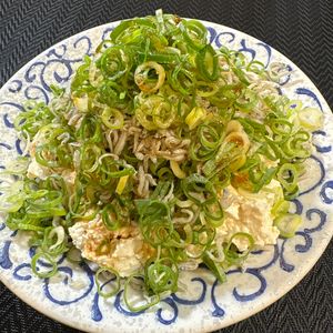 楽ラク手抜キッチン🐶🐾の作ってみた!投稿(ネギだくくずし豆腐としらすのサラダ＊カルシウムもしっかり)