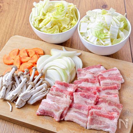 材料を切って下ごしらえする