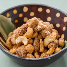 食べる手が止まらなくなる【スパイシーナッツ】
