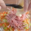【秒でなくなる副菜】野菜が余ってたらコレ！絶品コールスローの工程2