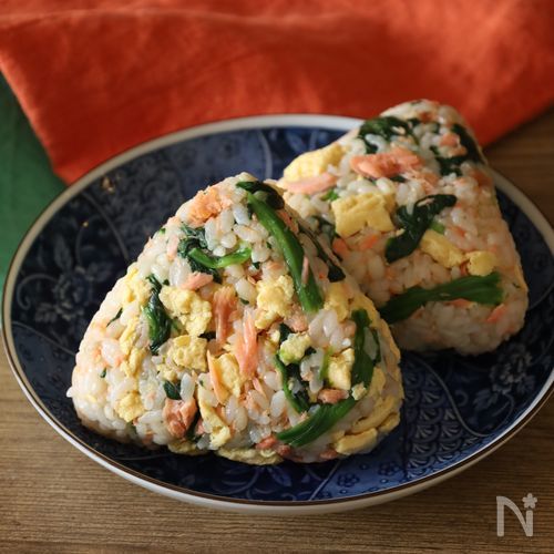 ほうれん草とさけたまごのぷちぷち麦ご飯おにぎり