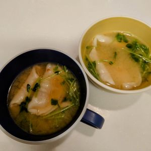 にゃんこさん🐱の作ってみた!投稿(小腹が空いたときに！冷凍餃子のみそスープ)