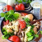 【とろ〜りチーズが絶品】鶏肉とトマトとクレソンのすき焼き