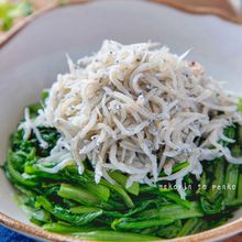 驚く美味しさ！春菊のうま塩炒め山盛りしらすのっけ